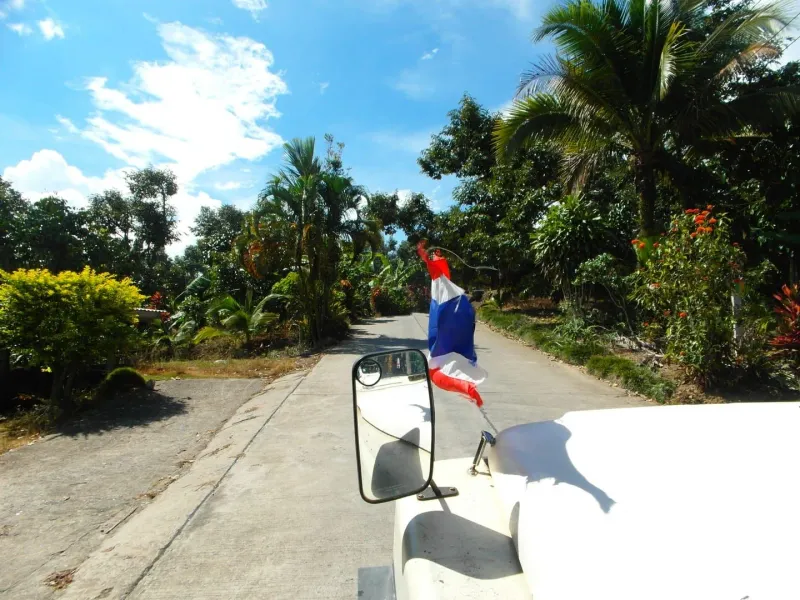 Carretera de hormigón serpenteando entre la selva y las plantaciones del interior de Koh Samui