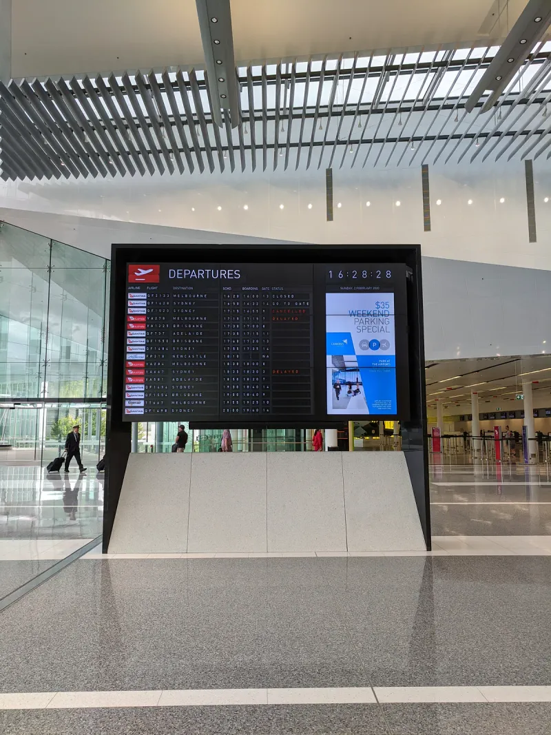 Tabellone delle partenze in un terminal moderno con i voli elencati per orario, compagnia e gate