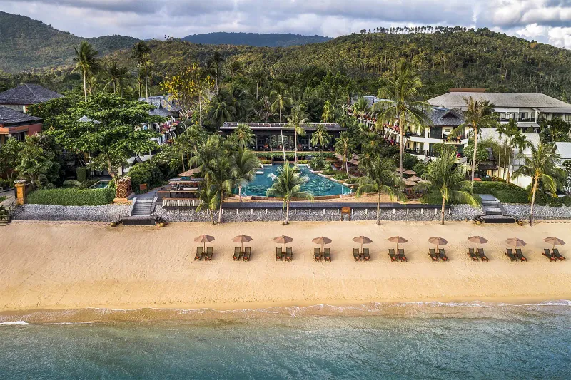 プール、日よけ、背後の森の丘が見える、Anantara Bophut Koh Samuiのビーチフロントの空撮