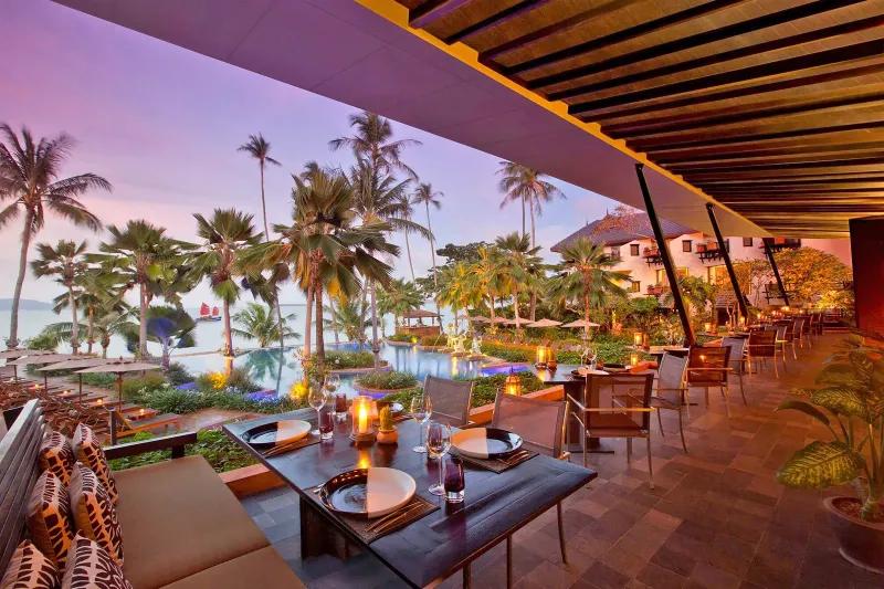 夕暮れの、ヤシとプールを望む、キャンドルの灯るテラスの食事。Anantara Bophut Koh Samui