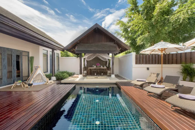 Piscina privata con deck di teak, lettini e un padiglione in stile thailandese in una villa con piscina dell'Anantara Lawana