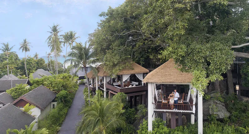 Padiglioni di legno tra le chiome degli alberi al ristorante Tree Tops, Anantara Lawana Koh Samui