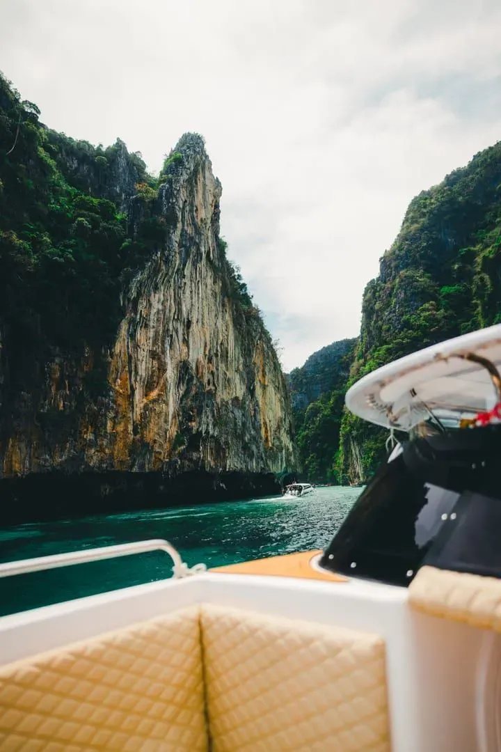 Boat tour weaving between limestone island cliffs typical of an Ang Thong speedboat tour