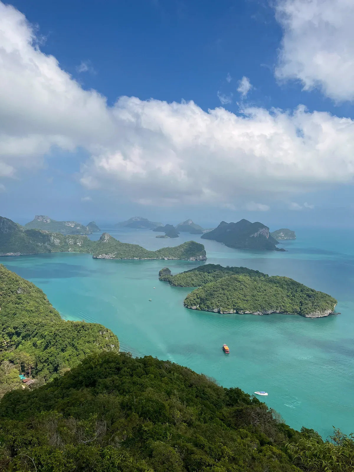 Vista aérea de las islas de piedra caliza del Parque Nacional Marino Ang Thong esparcidas sobre agua turquesa