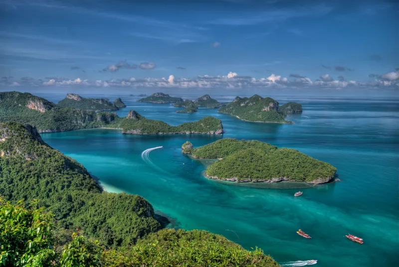 Islas kársticas de piedra caliza emergiendo de aguas turquesa en el Parque Nacional Marino Ang Thong