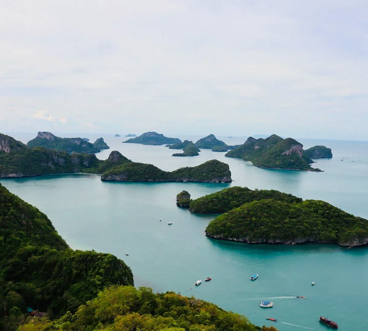 Ein weiter Blick über die 42 Inseln des Ang Thong National Marine Park