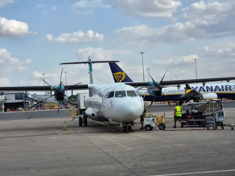 Turboelica ATR 72 in fase di carico sul piazzale di un aeroporto, il tipo di aereo comune sulle brevi rotte di Samui