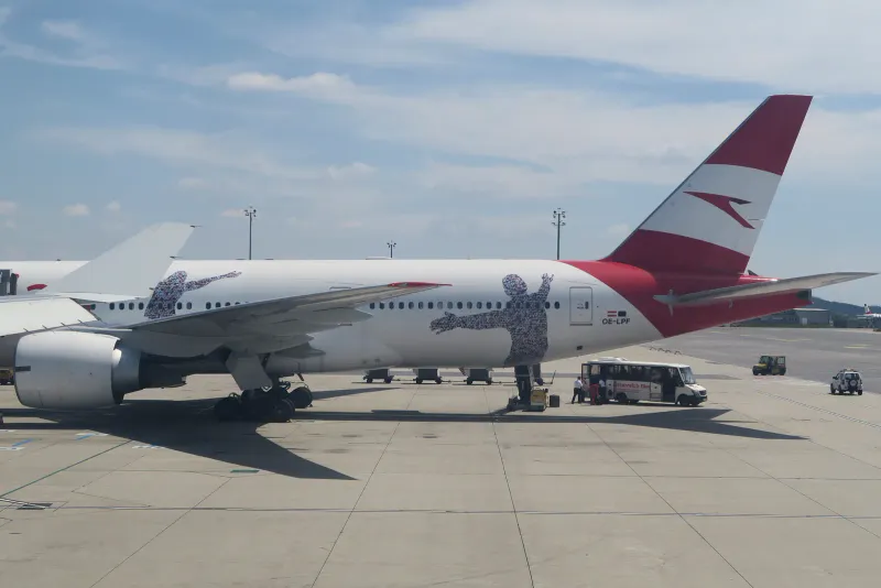 Boeing 777 d'Austrian Airlines à l'aéroport international de Vienne, début du vol Vienne-Bangkok