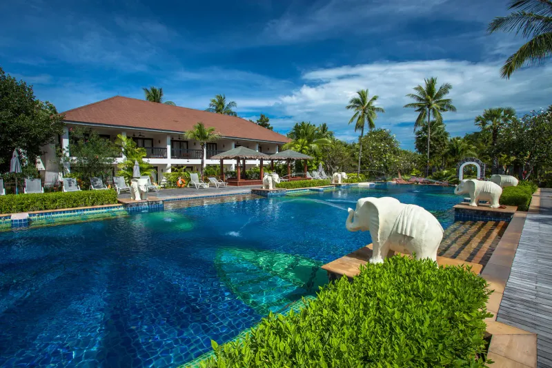 Piscina principale del Bandara Resort Samui con fontane a forma di elefante bianco e un'ala del giardino su due piani dietro