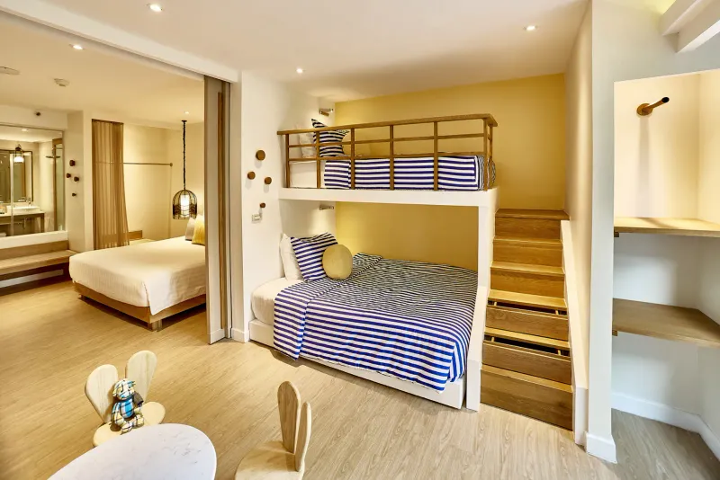 Suite familiare con letti a castello, scala contenitore e una camera doppia separata al Bandara Resort Samui