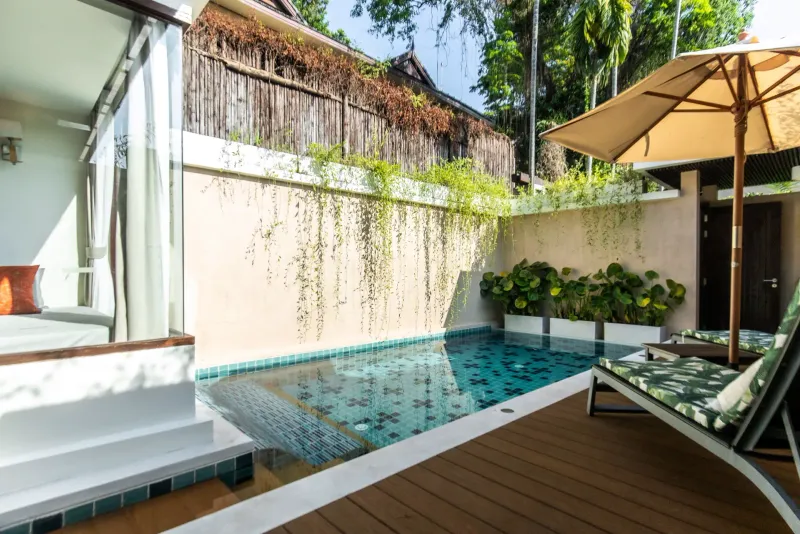 Piscina privata con lettino e ombrellone nel cortile di una villa del Bandara Resort Samui