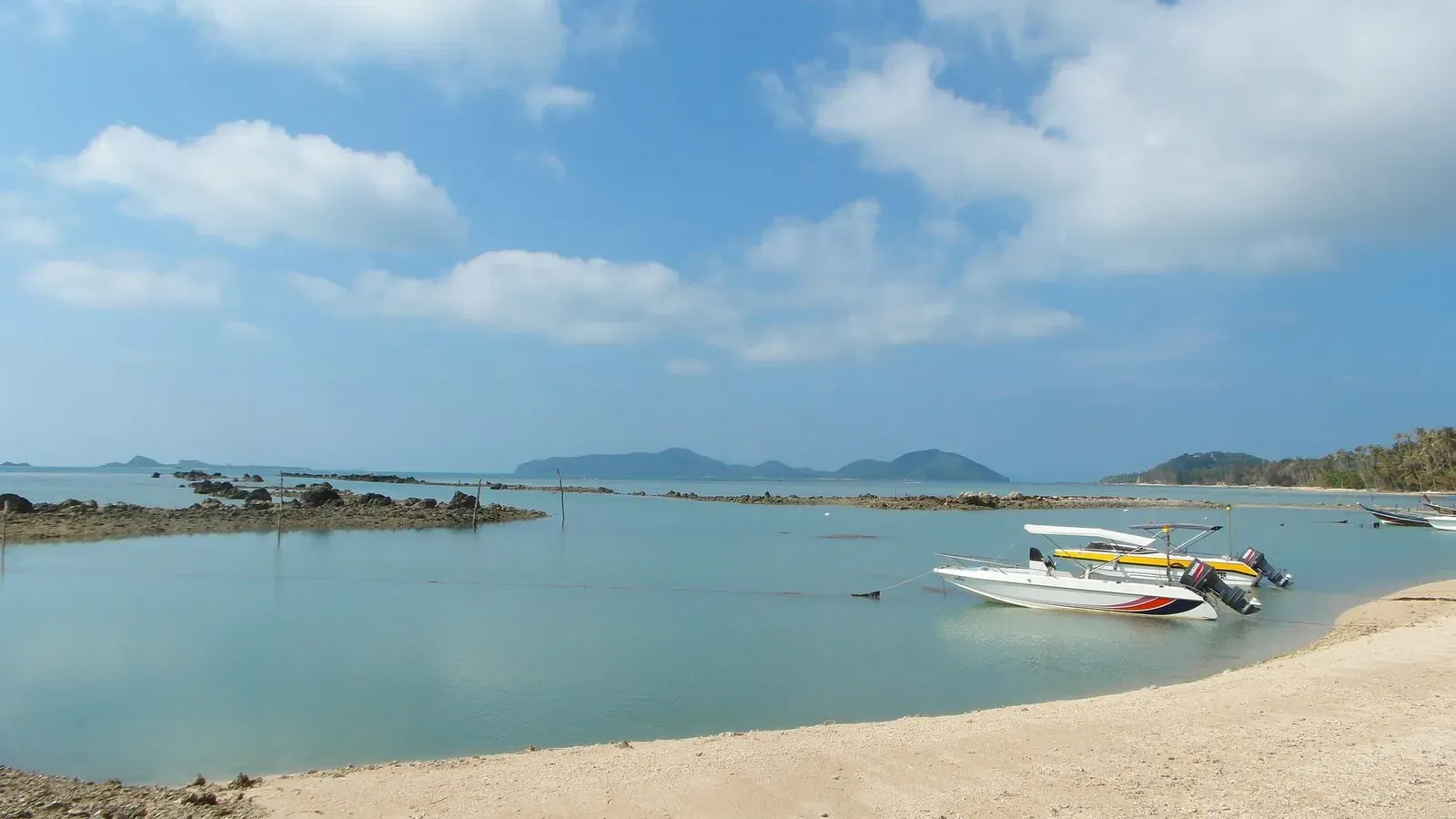 Strand auf der Insel Ko Samui mit Motorbooten (Febr. 2014)