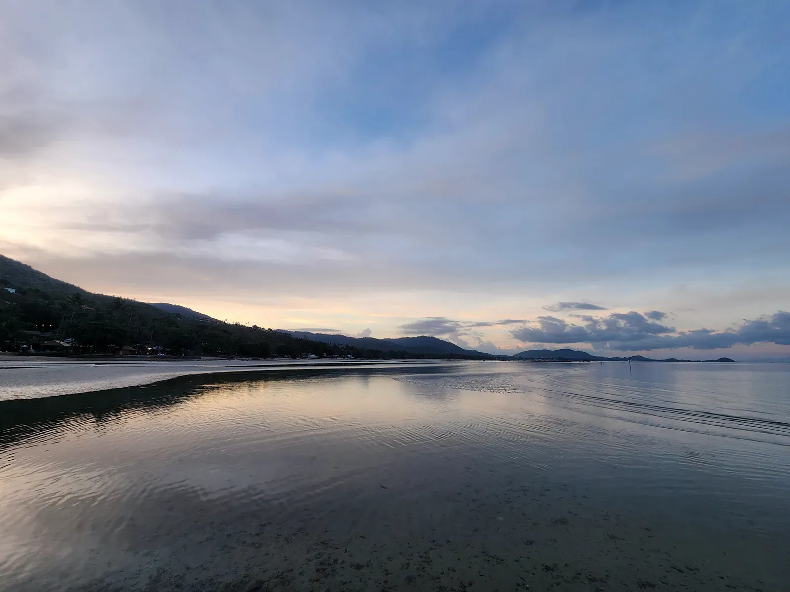 Ruhiges Ebbewasser spiegelt den Abendhimmel entlang Bang Makhams Küste