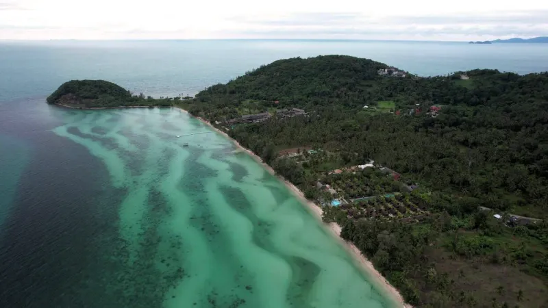 Luftaufnahme der Gezeitenmuster im Sand entlang der Ringstraßen-Küste von Bang Makham