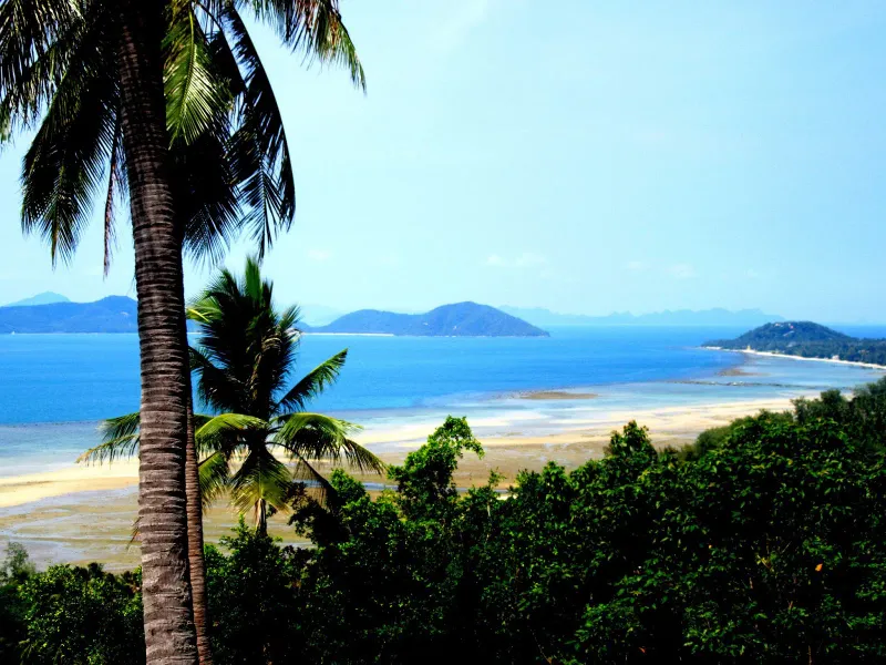 Blick über Bang Makhams freigelegte Ebbe-Sandbank hinüber zu den Ang-Thong-Inseln