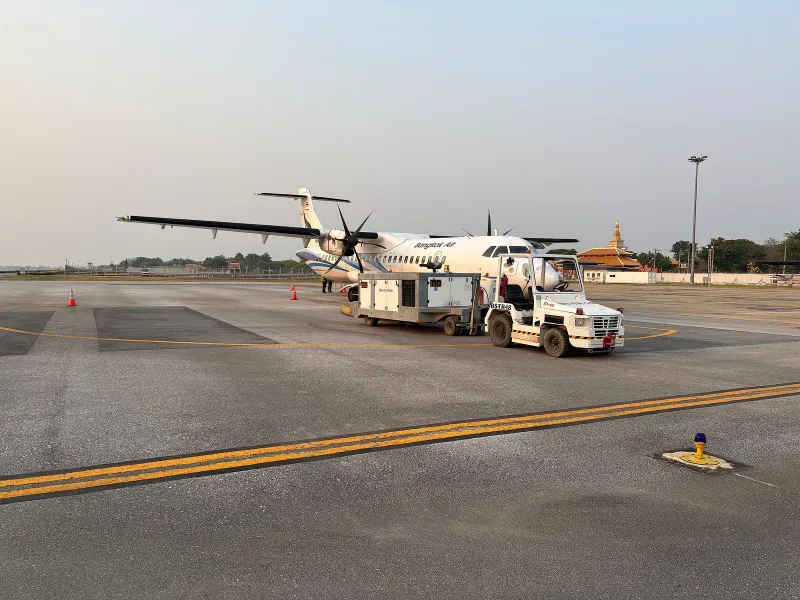Turboelica ATR 72-600 di Bangkok Airways parcheggiato sul piazzale di un aeroporto, il tipo usato sulle brevi rotte di Samui