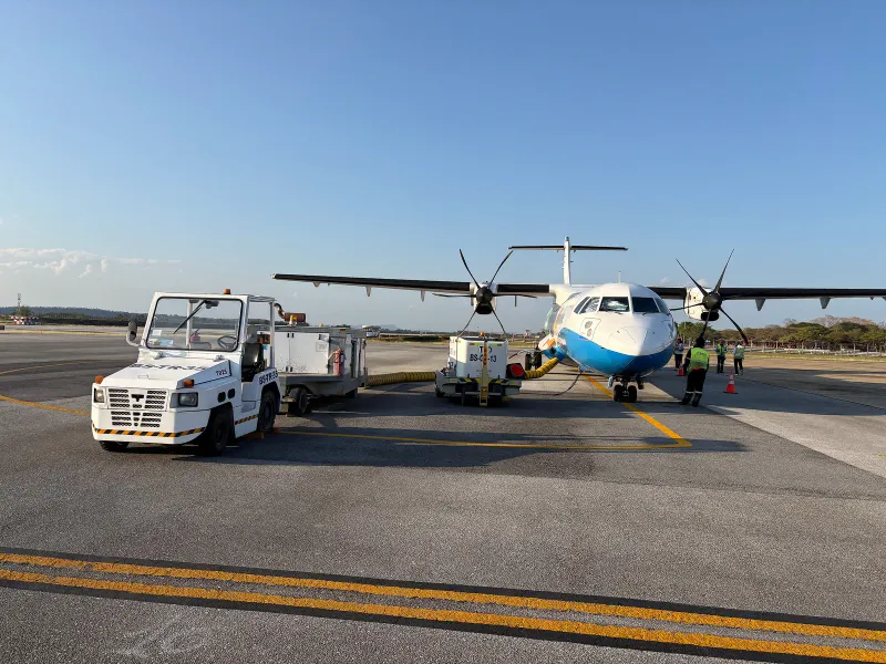 Turbopropulseur ATR 72-600 de Bangkok Airways stationné sur un aéroport régional thaïlandais avant un vol