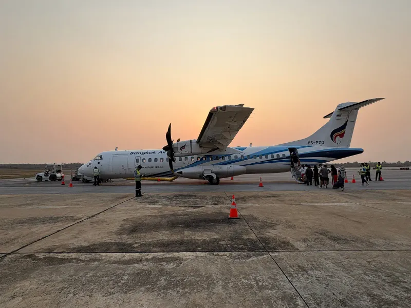 タイの短い路線で使われる機種の、エプロンに駐機するバンコクエアウェイズのATR 72-600ターボプロップ機