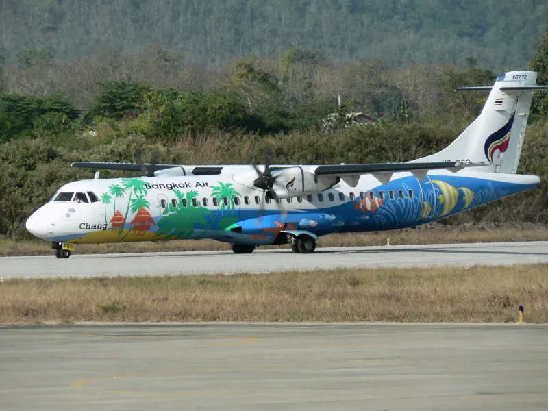 Turbopropulseur ATR 72 de Bangkok Airways stationné dans un aéroport d'Asie du Sud-Est
