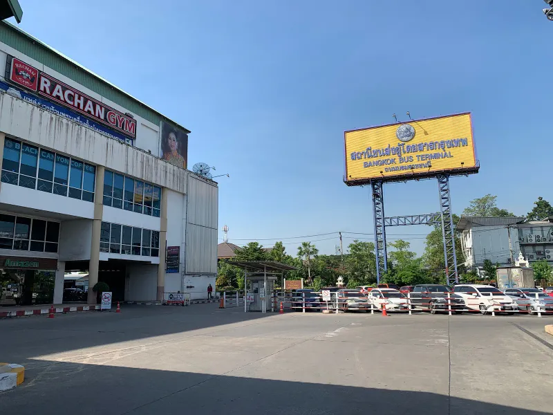 Panneau jaune Bangkok Bus Terminal au-dessus d'un parking de la gare routière Sud de Bangkok