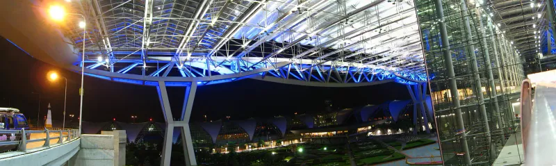 Extérieur du terminal de l'aéroport de Bangkok Suvarnabhumi de nuit, où les vols de l'Australie rejoignent Koh Samui