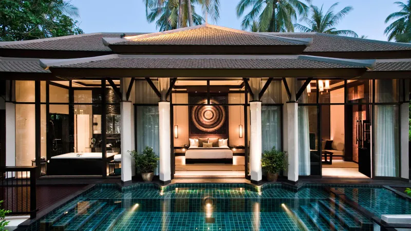Villa con piscina del Banyan Tree Samui al crepuscolo, con camera aperta, vasca e una piscina privata piastrellata davanti