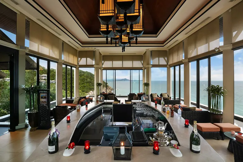 Bar di una lounge del Banyan Tree Samui con vetrate dal pavimento al soffitto sul Golfo di Thailandia