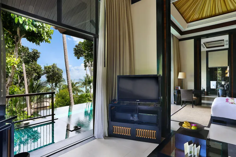 Zona giorno di una villa del Banyan Tree Samui che si apre su una piscina privata a sfioro e sulla giungla