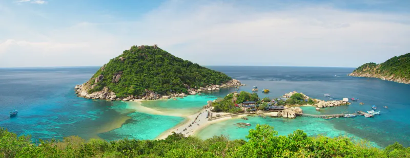 Koh Nang Yuan's twin beaches near Koh Tao, a common day-trip destination for Samui boat charters