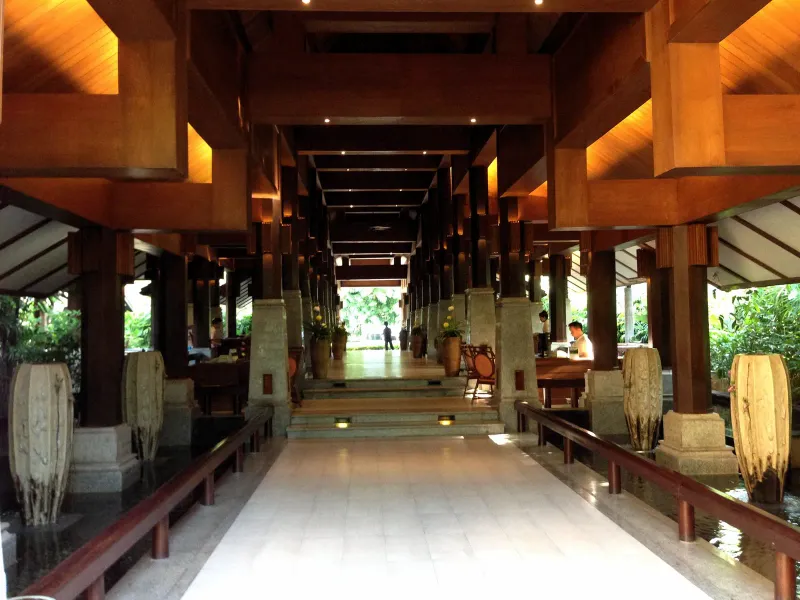 Passerella coperta di teak nella lobby del Bo Phut Resort and Spa, con travi di legno intagliate in stile thailandese
