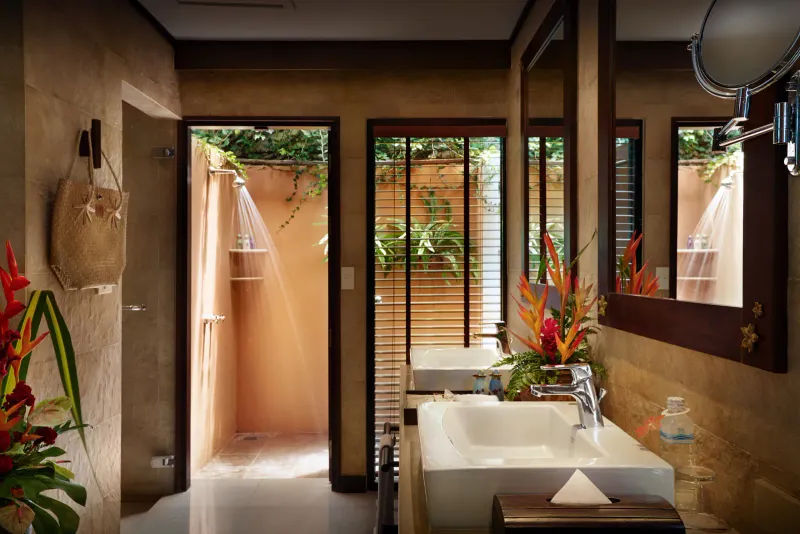 Bagno di una villa del Bo Phut Resort and Spa con due lavabi e una doccia all'aperto in giardino