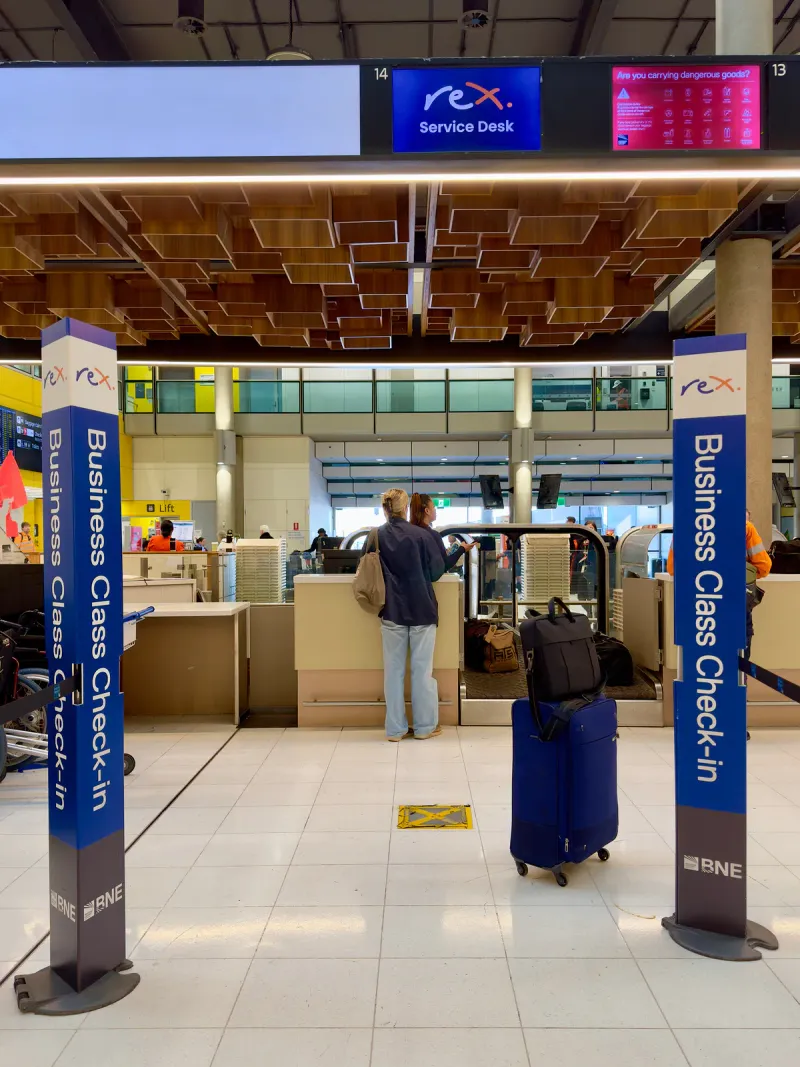 Salle des départs du terminal domestique de l'aéroport de Brisbane, où commencent les correspondances vers Singapour et Bangkok