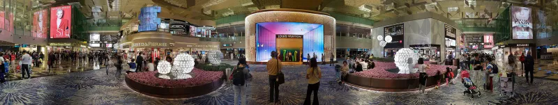 乗客が通路を歩く、シンガポールのチャンギ空港のターミナルの内部