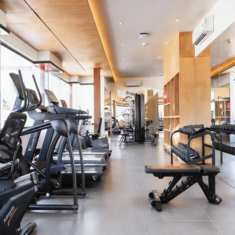 Salle de sport avec tapis de course, vélos elliptiques et poids libres au Chaweng Regent Beach Resort