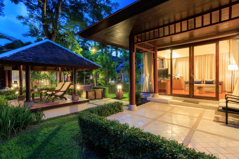 Terrasse d'une villa de jardin avec transats et baies vitrées coulissantes au Chaweng Regent Beach Resort