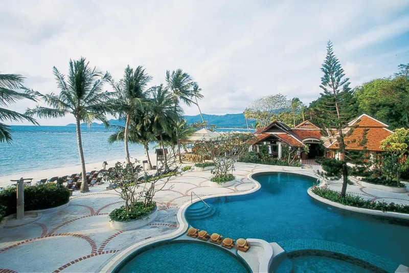 Vue aérienne de la piscine, des jardins et des toits de style thaï du Chaweng Regent Beach Resort au bord de la plage de Chaweng