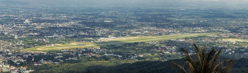 Vue panoramique de l'aéroport international de Chiang Mai depuis les pentes du Doi Suthep