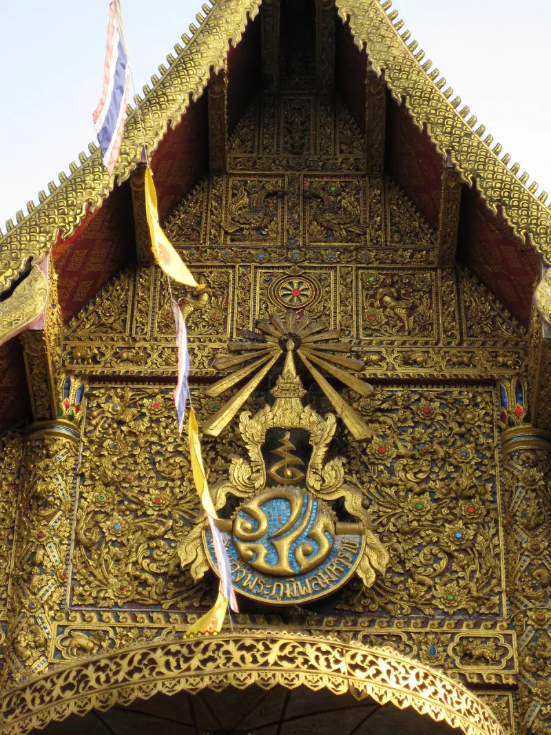 Sculpture dorée bouddhiste sur la façade du Wat Buppharam, dans la vieille ville de Chiang Mai