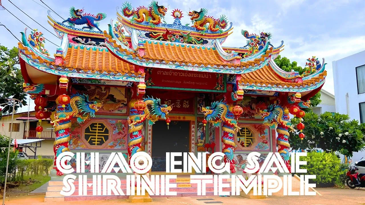 Vollständige Fassade des Chao-Eng-Sae-Schreins mit roten Laternen, drachenumwundenen Säulen und reich verzierten Dachdrachen