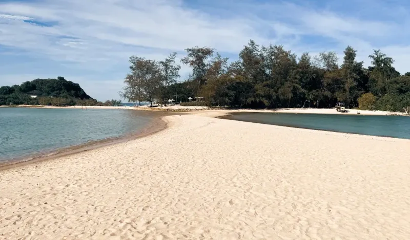Sandbank zwischen zwei Wasserrinnen bei Choeng Mon