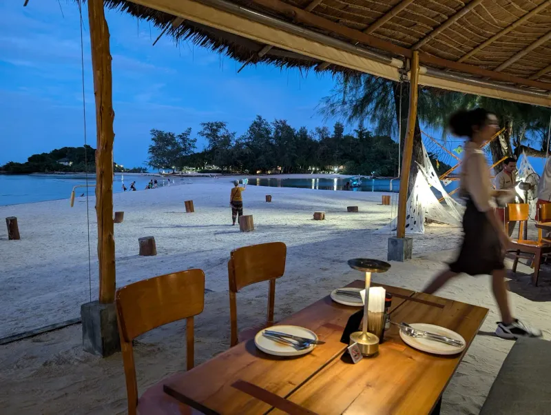 Ruhiges türkisfarbenes Wasser und heller Sand am Choeng Mon Beach