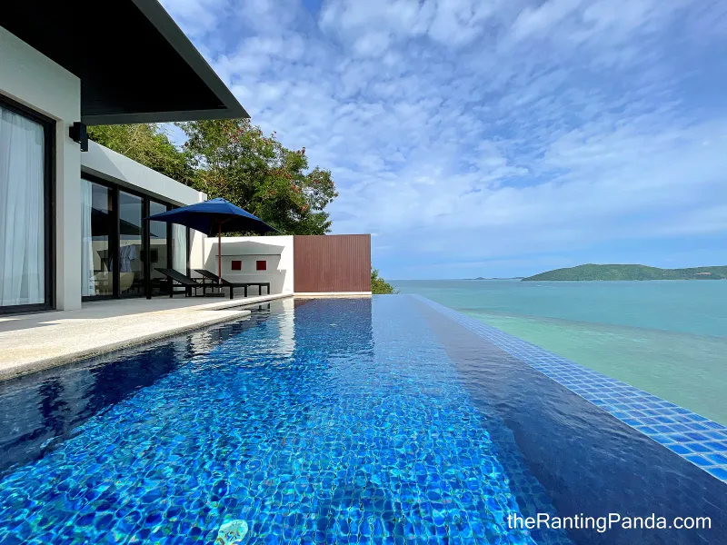 Piscine à débordement privée d'une villa du Conrad Koh Samui avec vue sur le golfe de Thaïlande
