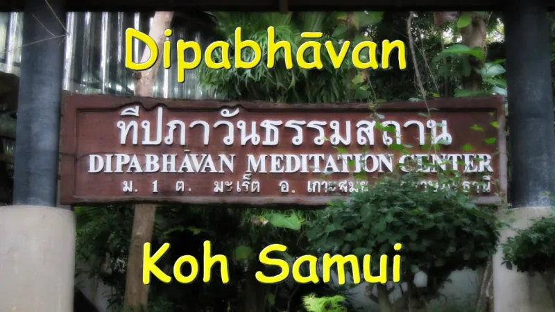 Cartel de madera tallado con el nombre del Dipabhavan Meditation Center en tailandés e inglés