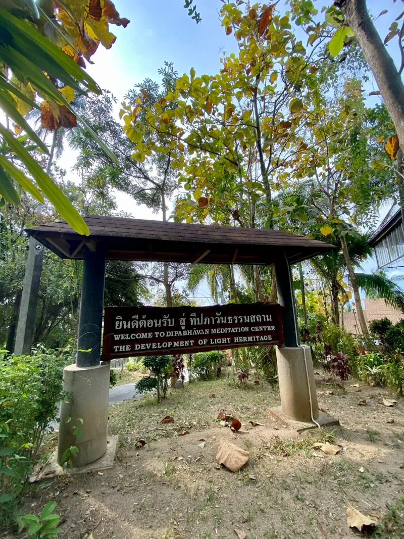 Cartel de bienvenida en la entrada: Dipabhavan Meditation Center, the Development of Light Hermitage