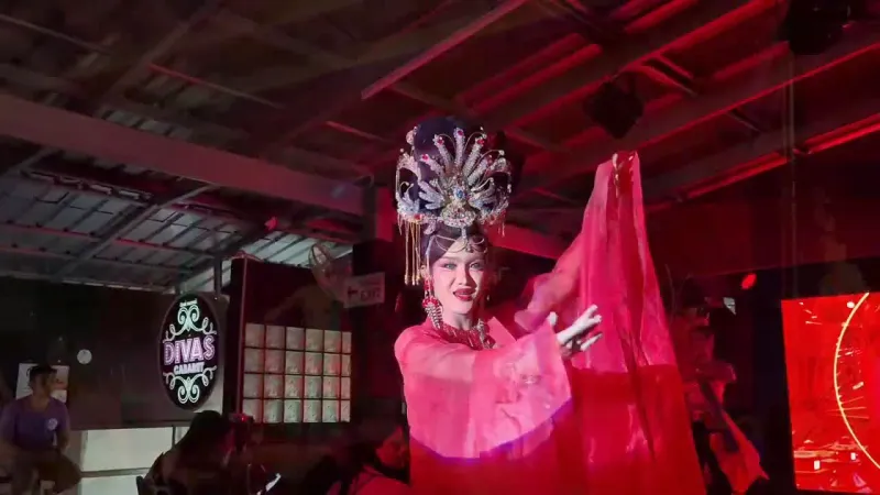 La scène de Divas Cabaret à Chaweng, dans une vidéo consacrée au spectacle