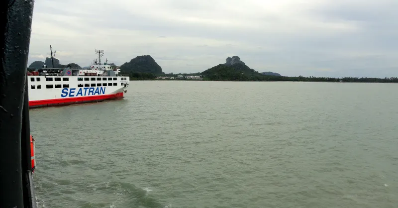 Ferry transbordeur de Seatran traversant le golfe de Thaïlande, collines calcaires verdoyantes à l'horizon
