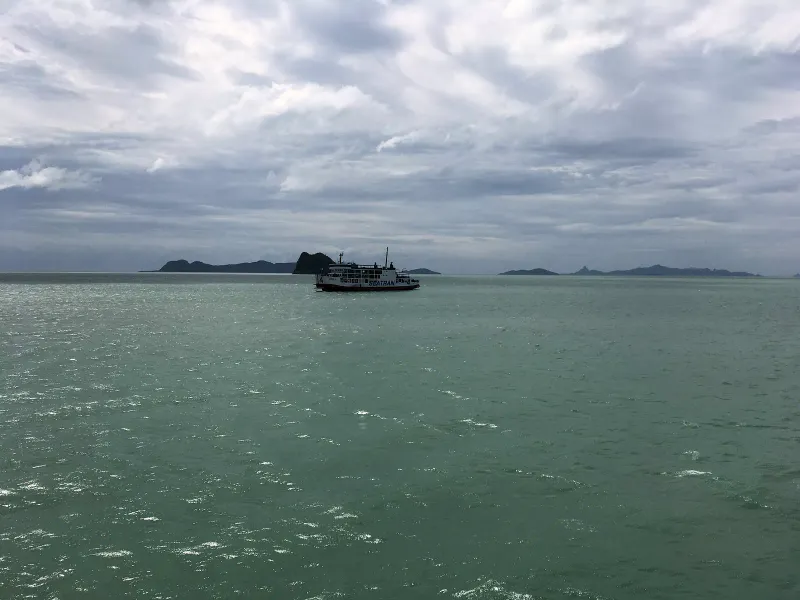 Traghetto Seatran per auto nel Golfo di Thailandia con isole all'orizzonte