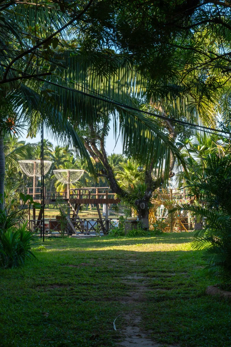 Una struttura in stile casa sull'albero tra la fitta vegetazione tropicale, immagine generica dell'ambiente di giardino tipico di parchi d'arte come Dusit Dhewa