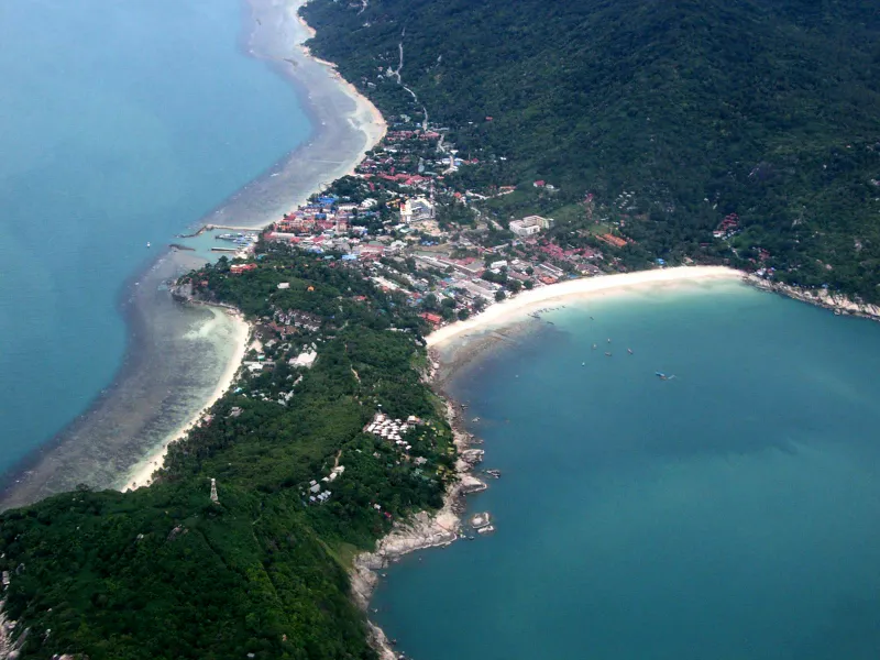 Haad Rin desde el aire: la playa de la fiesta a la derecha, Sunset Beach a la izquierda.
