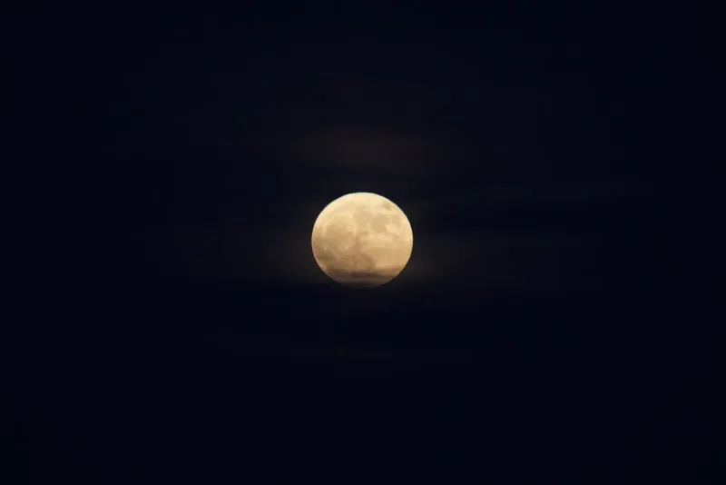 パンガン島のフルムーンパーティーの毎月の開催日を決める、澄んだ夜空に浮かぶ明るい満月